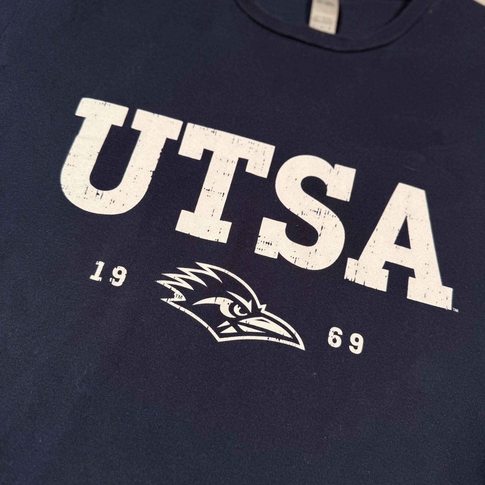 UTSA Roadrunners Mens Large Navy Blue Graphic T-Shirt Distressed Logo 1969
